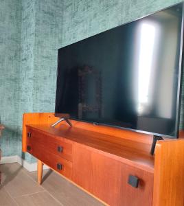 TV de pantalla plana en la parte superior de una cómoda de madera en Fredhousedurbuy 1, en Durbuy