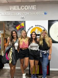 un grupo de chicas posando para una foto en una tienda en Madrid Downtown Hostel en Madrid