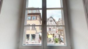 コルマールにあるAppartment PETITE VENISE centre historiqueの市街の景色を望む開口窓