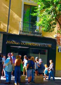 un groupe de personnes debout à l'extérieur d'un bâtiment dans l'établissement Madrid Downtown Hostel, à Madrid