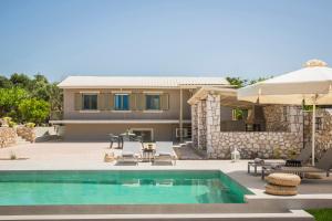 een villa met een zwembad en een huis bij Villa Ktima in Argostoli