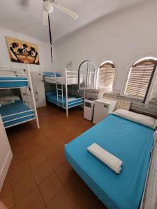 Habitación con 2 literas y 1 cama azul. en Can Cocollona, en Girona