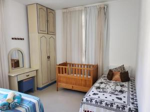 - Dormitorio con 2 camas y cuna en MauriSoleil Villa Privée avec Piscine - Flic en Flac, en Flic en Flac