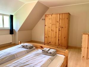 Giường trong phòng chung tại Ferienwohnung 3 im Böhler Haubarg