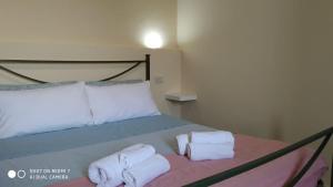 ein Schlafzimmer mit einem Bett mit Handtüchern darauf in der Unterkunft La Pigna in Palermo