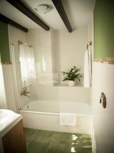 Ένα μπάνιο στο El Requexu, apartamentos a 900 m de la playa de Poo
