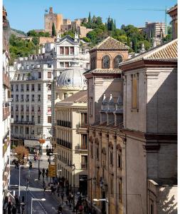 vistas a una calle de la ciudad con edificios en Luna Centro 5 habitaciones en Granada