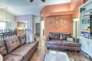 Istumisnurk majutusasutuses Charming Home Less Than 10 Mi to Sequoia Natl Park!