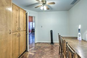 Foto sihtkohas Three Rivers asuva majutusasutuse Charming Home Less Than 10 Mi to Sequoia Natl Park! galeriist