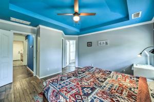 Voodi või voodid majutusasutuse Charming Home Less Than 10 Mi to Sequoia Natl Park! toas
