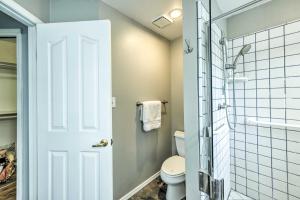 Vannituba majutusasutuses Charming Home Less Than 10 Mi to Sequoia Natl Park!