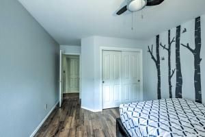Voodi või voodid majutusasutuse Charming Home Less Than 10 Mi to Sequoia Natl Park! toas