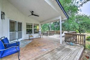 Rõdu või terrass majutusasutuses Charming Home Less Than 10 Mi to Sequoia Natl Park!