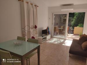 卡拉加爾達納的住宿－Menorca Cala Galdana，客厅配有桌子和沙发