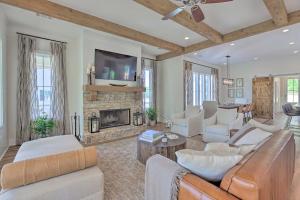 uma sala de estar com um sofá e uma lareira em Luxe Lakefront Getaway with Porch and Water View! em Dadeville