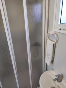 y baño con ducha, aseo y lavamanos. en Casita de Piedra Loft 7 - 8 - 9, en Trinidad