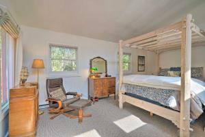 Schlafzimmer mit einem Bett, einem Schreibtisch und einem Stuhl in der Unterkunft Picturesque Creekside Cabin - Hike and Fish! in Cuchara