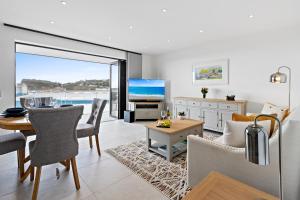 ein Wohnzimmer mit einem Tisch und einem Esszimmer in der Unterkunft Out to Sea, 8 Grand Banks in Teignmouth