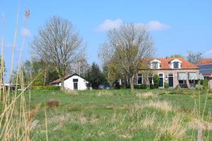 Afbeelding uit fotogalerij van Huisje onder de Linden in Munnekeburen