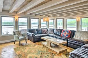 Imagen de la galería de Stunning Enfield Home with Deck and Boat Dock!, en Enfield