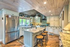 Imagen de la galería de Stunning Enfield Home with Deck and Boat Dock!, en Enfield