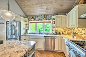 Imagen de la galería de Stunning Enfield Home with Deck and Boat Dock!, en Enfield 28 fotos más
