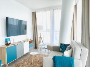 sala de estar con sofá y TV en Wave by Baltic Home en Międzyzdroje