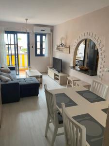 een woonkamer met een tafel en een bank bij Appartement - Costa del Silencio in Costa Del Silencio