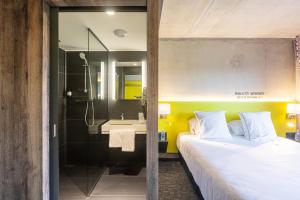 Postel nebo postele na pokoji v ubytování Lorraine Hôtel Nancy Ouest - Laxou