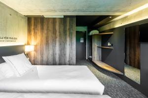 Postel nebo postele na pokoji v ubytování Lorraine Hôtel Nancy Ouest - Laxou