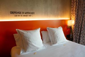 Postel nebo postele na pokoji v ubytování Lorraine Hôtel Nancy Ouest - Laxou