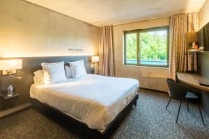 Postel nebo postele na pokoji v ubytování Lorraine Hôtel Nancy Ouest - Laxou