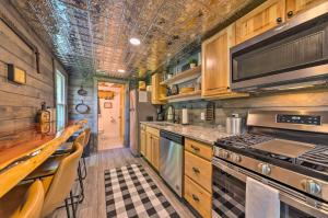 uma cozinha com armários de madeira e um forno com placa de fogão em The Reubling House - Modern-Rustic Cabin! em Defiance