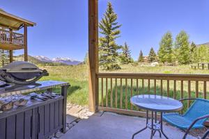 Keystone Condo with Patio and Mountain Views!的阳台或露台
