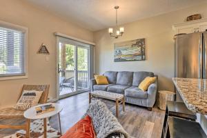 Keystone Condo with Patio and Mountain Views!的休息区