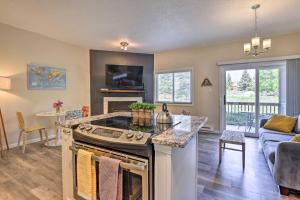 Keystone Condo with Patio and Mountain Views!的厨房或小厨房
