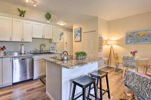 Keystone Condo with Patio and Mountain Views!的厨房或小厨房