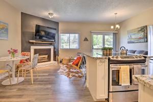 Keystone Condo with Patio and Mountain Views!的厨房或小厨房