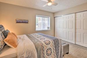 Keystone Condo with Patio and Mountain Views!客房内的一张或多张床位