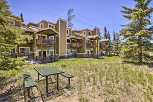 Keystone Condo with Patio and Mountain Views!外面的花园