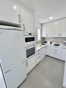 Kuchyň nebo kuchyňský kout v ubytování GATU Villa Soleá parking, piscina, pistas tenis, playa de Valdelagrana " Preferente mayores de 25 años y familias "