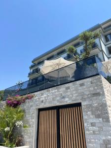 een gebouw met een houten poort en een gebouw bij Mazarine Hotel, Vlorë, Albania in Vlorë
