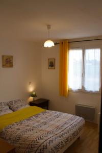 een slaapkamer met een bed en een raam bij Les lauriers de Lomagne in Lavit