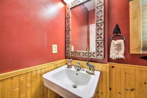 Bilik mandi di 11 Mi to Calaboose Cellars Marble Cabin with Deck! +21 gambar