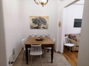 uma sala de jantar com uma mesa de madeira e cadeiras em Athens Apartment em Atenas