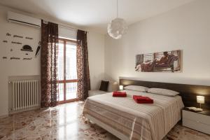 Un dormitorio con una cama con almohadas rojas. en Casa Lucia, en Lecce