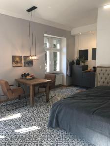 1 dormitorio con cama, mesa y cocina en Mosel-Erker, en Reil