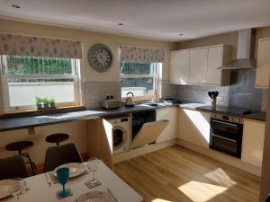 A kitchen or kitchenette at Two bedroom cottage - country lane -10 min walk to Perranporth beach