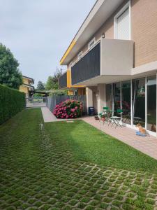 a house with a lawn in front of it at A casa di Rosa in Padova