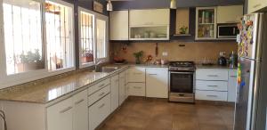 Virtuvė arba virtuvėlė apgyvendinimo įstaigoje Hermosa y cómoda Casa - El Limonero
